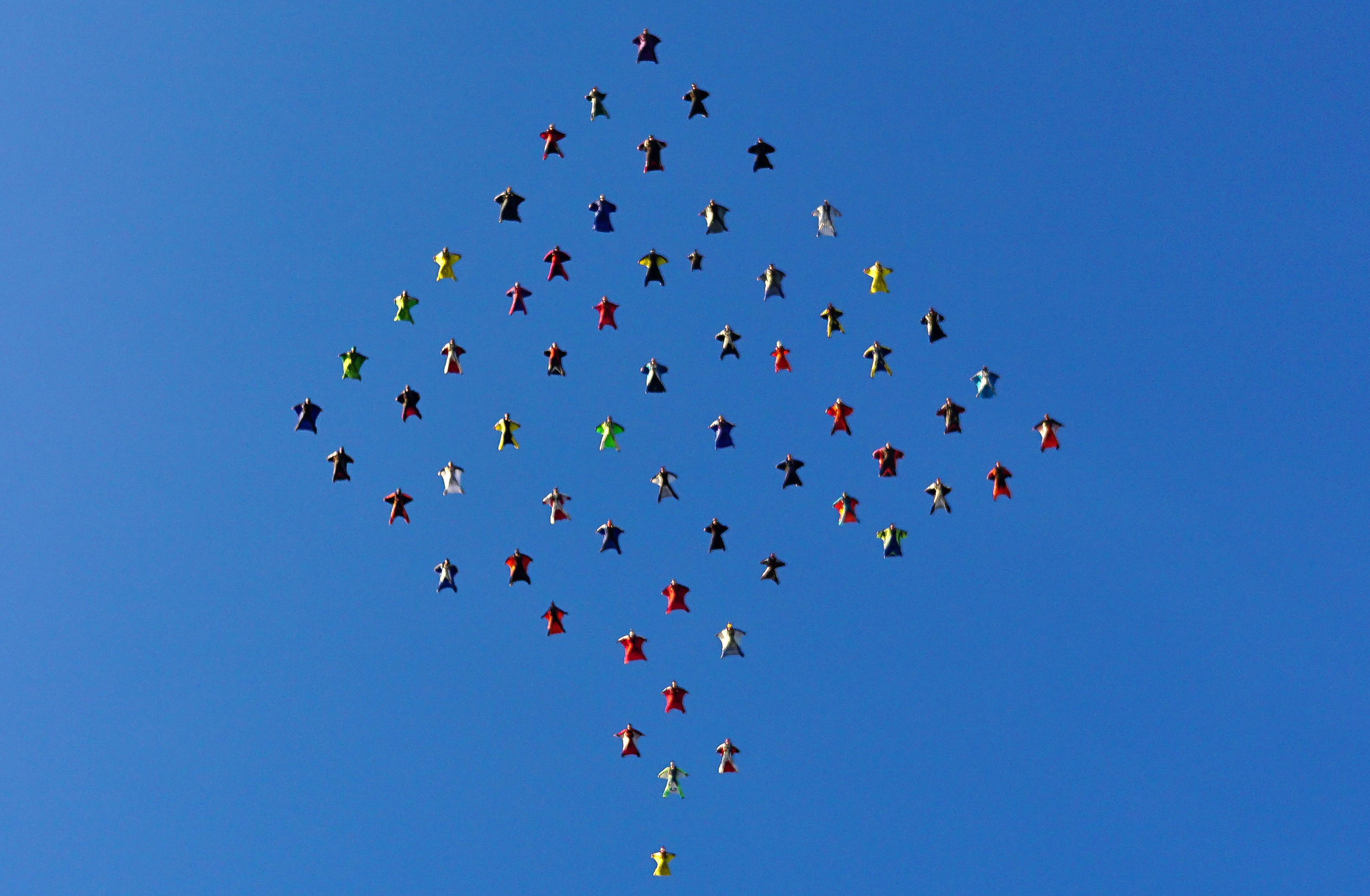 Video Of The Week - Wingsuit Skydivers Set New Formation Record