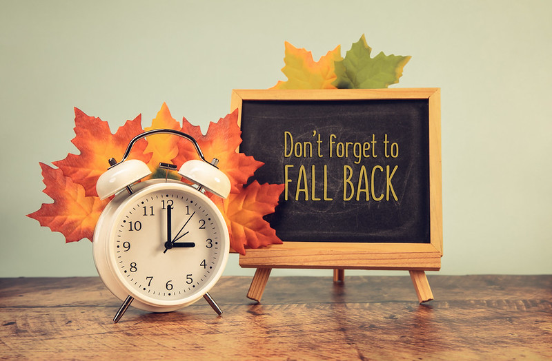 When does daylight savings time end and when do clocks 'fall back