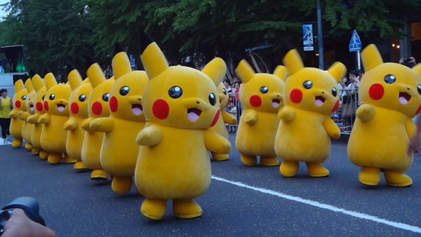 Agosto 14, 2017 Pikachu caratteri marzo durante il Pikachu sfilata di  carnevale a Yokohama, a sud di Tokyo, Giappone, 14 agosto 2017. Alcuni 100  Pikachu, ballerini e musicisti ha sfilato lungo le